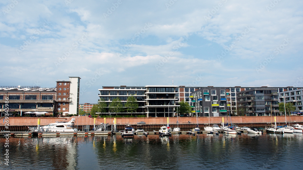 Fototapeta premium Bremen: Apartmenthäuser im Überseehafen
