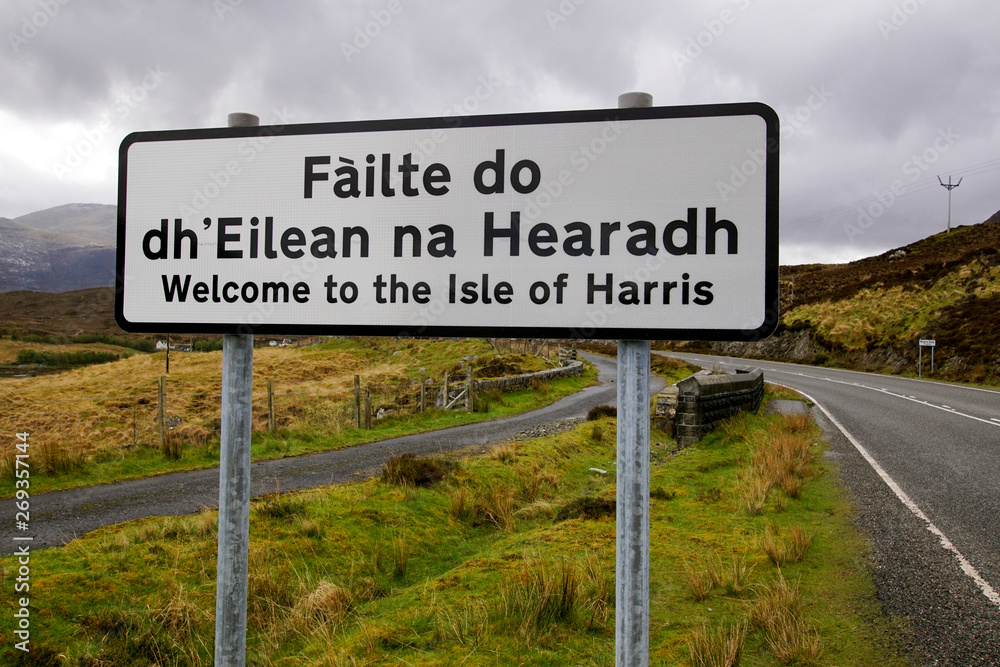 Strassenschild auf der Insel Harris in Schottland Strassenschild auf der Insel Harris in Schottland