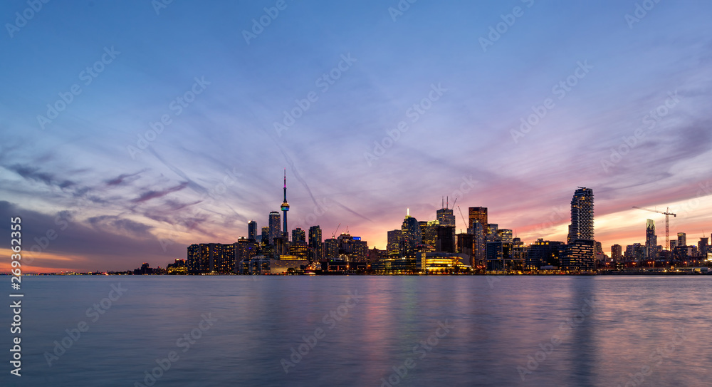 Fototapeta premium Toronto sunset skyline with purple dusk light