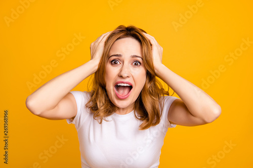 Fotografía Close up photo beautiful she her lady yelling raise arms hands hold head hairdo