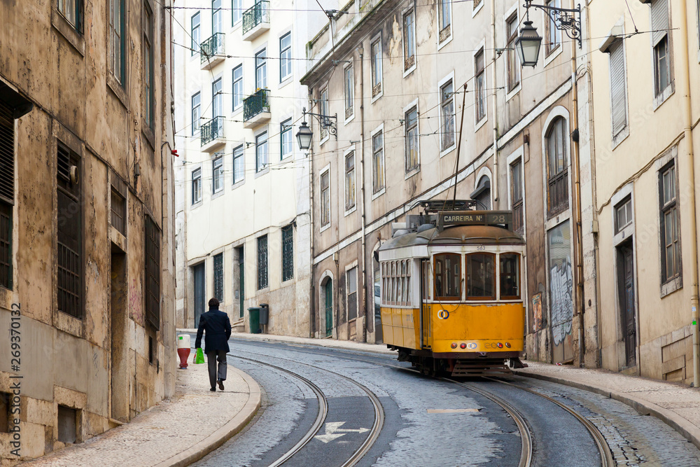 Tranvía. Rua de Sao Francisco. Barrio Chiado. Ciudad de Lisboa, Portugal, Península Ibérica, Europa