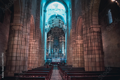 Interior de una catedral medieval de estilo gotico  photo