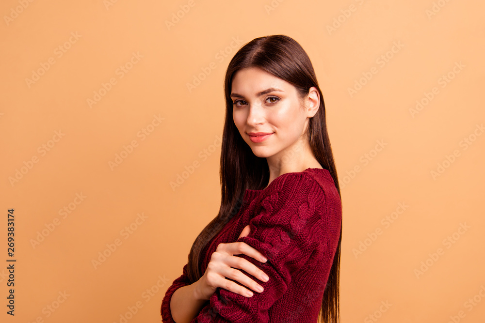 Close up photo beautiful amazing she her lady ideal appearance hands arms hold herself overjoyed warm clothes pure quality wear casual red burgundy knitted pullover isolated pastel beige background Close up photo beautiful amazing she her lady ideal appearance hands arms hold herself overjoyed warm clothes pure quality wear casual red burgundy knitted pullover isolated pastel beige background