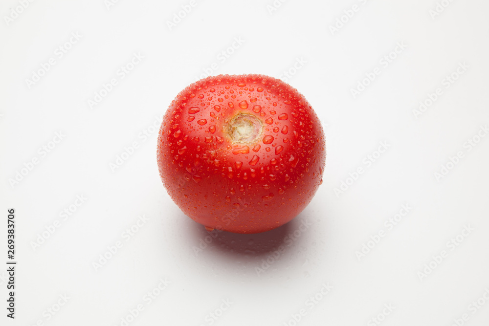 Tomates rojos, sanos y con gotas de agua sobre fondo blanco Tomates rojos, sanos y con gotas de agua sobre fondo blanco
