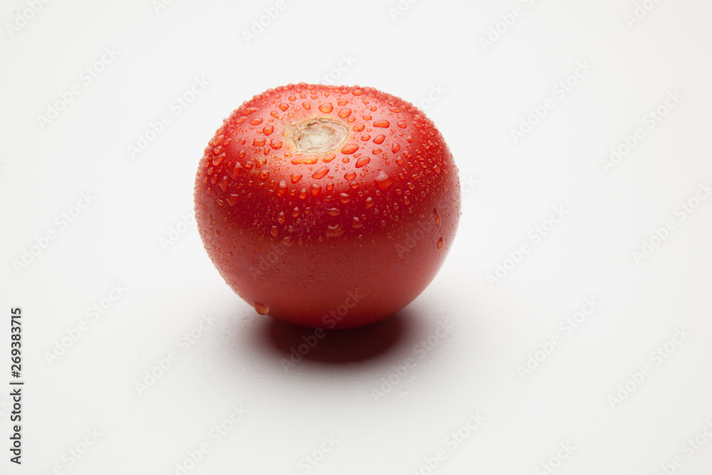 Tomates rojos, sanos y con gotas de agua sobre fondo blanco Tomates rojos, sanos y con gotas de agua sobre fondo blanco