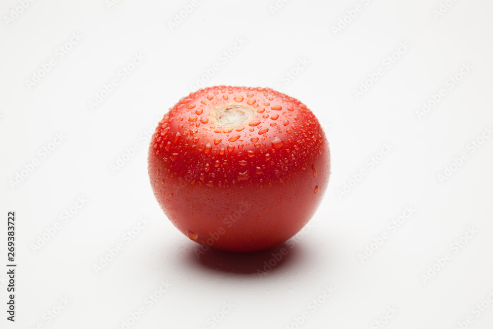 Tomates rojos, sanos y con gotas de agua sobre fondo blanco