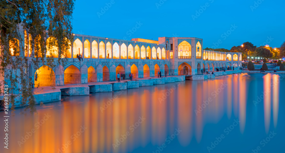 Obraz premium People resting in the ancient Khaju Bridge at twilight blue hour - Isfahan, Iran