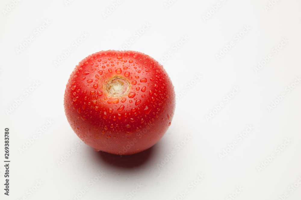 Tomates rojos, sanos y con gotas de agua sobre fondo blanco Tomates rojos, sanos y con gotas de agua sobre fondo blanco