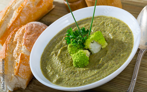 Cream soup of broccoli with bread