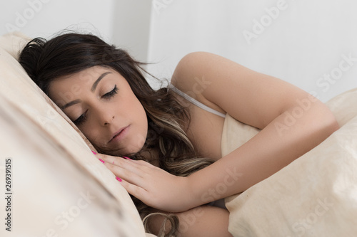 Una donna a letto
