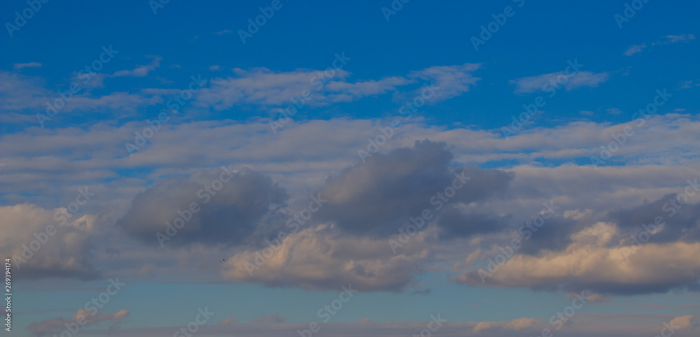 Obraz premium Beautiful photo of clouds in the blue sky, A flock of little clouds