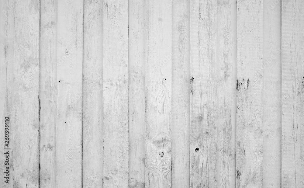 Weiße Holzwand mit alten verwitterten Brettern Weiße Holzwand mit alten verwitterten Brettern