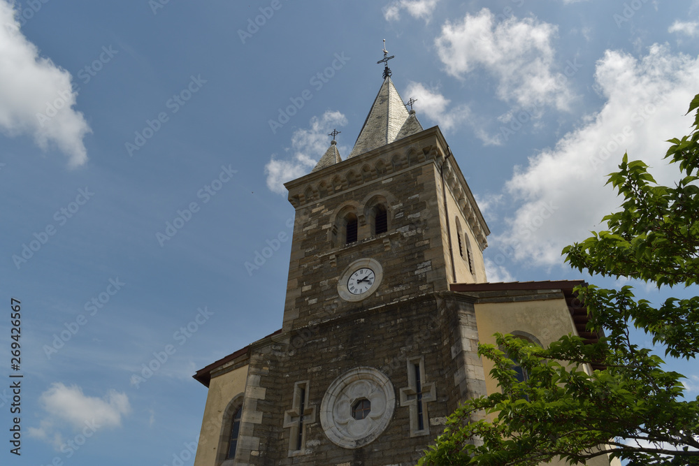 Clocher de l'église de Garris dans le Pays Basque dans les Pyrénées Atlantique, son horloge, son fronton