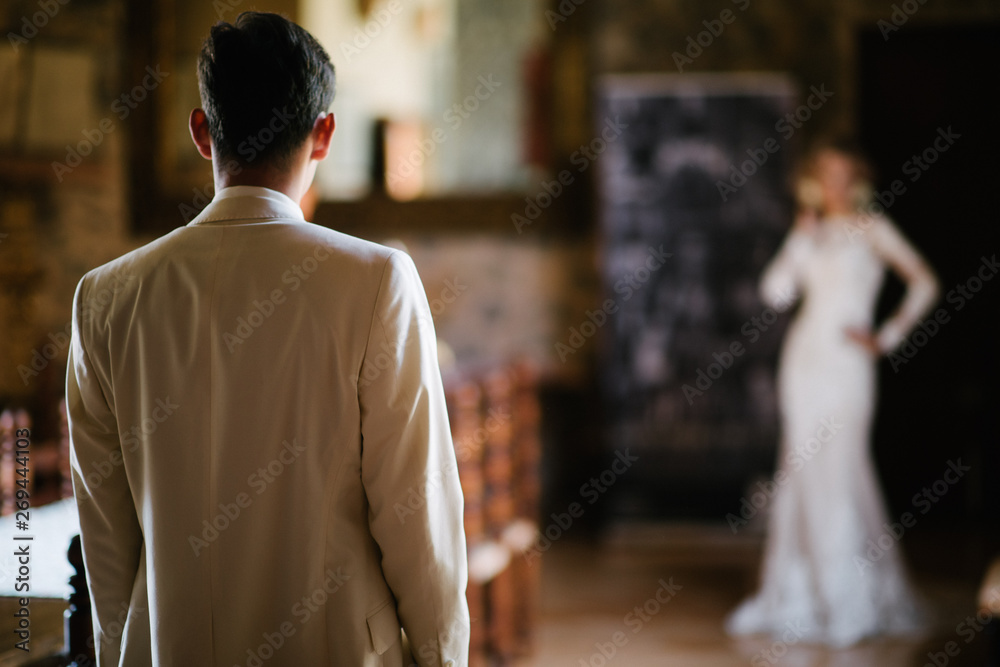 Fototapeta premium Spotkanie młodej pary na weselu