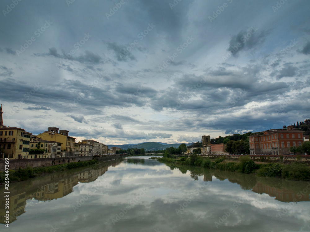 Italia, Firenze, il fiume Arno e cielo nuvoloso.