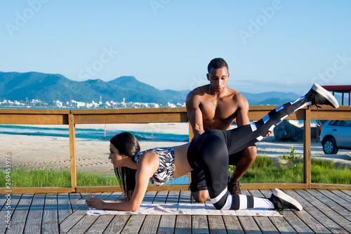 Atividade física ao ar livre orientado por personal trainer