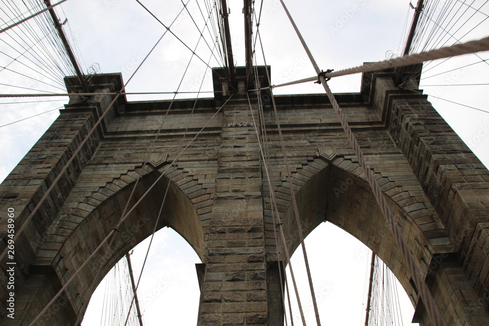 Fototapeta premium Brooklyn bridge main arch view under cloudy sky