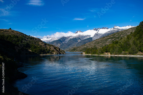 Fototapeta Naklejka Na Ścianę i Meble -  rio con montañas de fondo