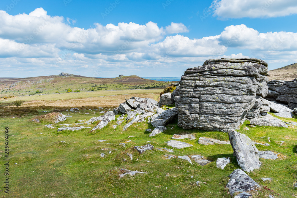 Φωτογραφία Closeup view of the granite bedrock outcrops at Top Tor, Dartmoor National Park, Devon, on a bright cloudy day