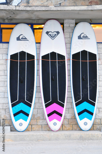 Surfbrett lehnt an der Wand