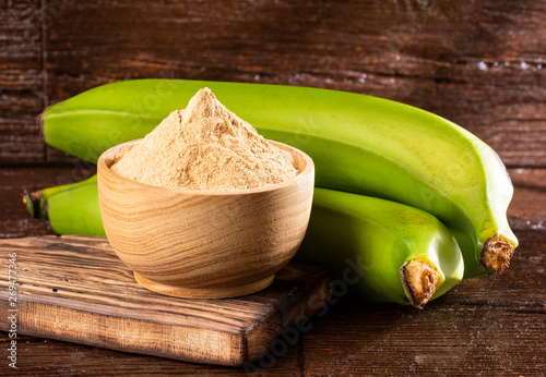 Bilde på lerret Raw and dried green bananas, plantain flour, resistant flour, prebiotic food, gu