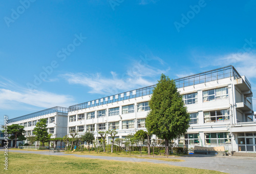 学校の校舎と青空