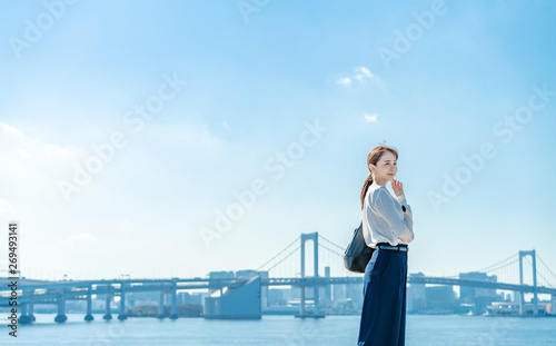 女性・青空 photo
