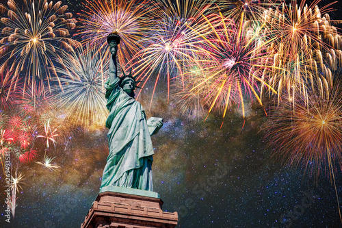 Obraz na płótnie Statue of Liberty over the Multicolor Fireworks Celebrate with the milky way background, 4th of July and Independence day concept w salonie