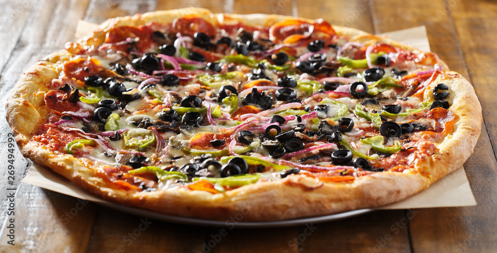 Εκτύπωση καμβά tasty supreme pizza with olives peppers onions and sausage