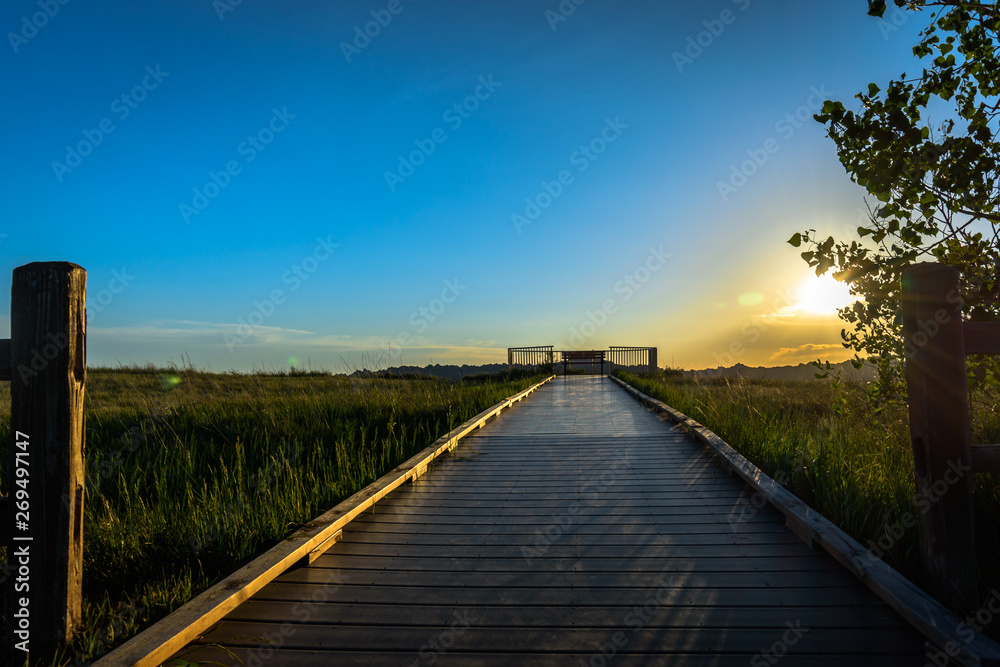 Fototapeta premium Boardwalk to sunset in Badlands National Park