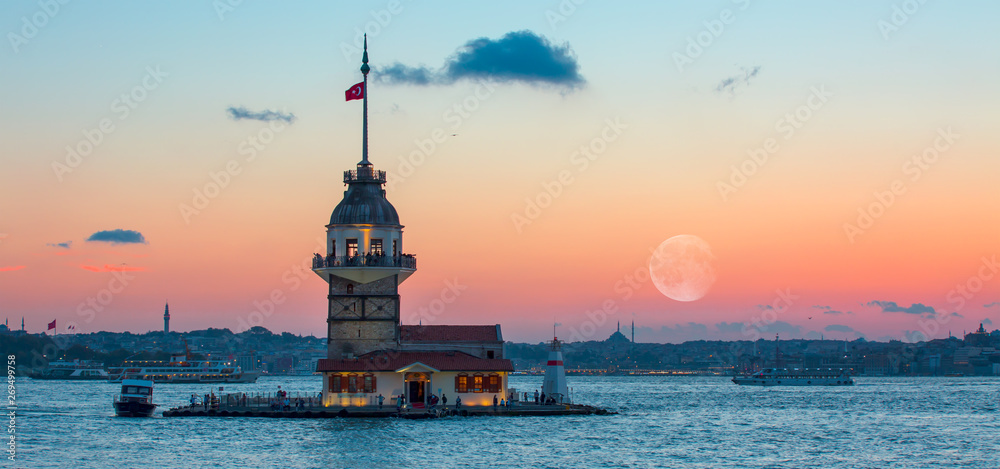 Istanbul Maiden Tower (kiz kulesi) at sunset - Istanbul, Turkey