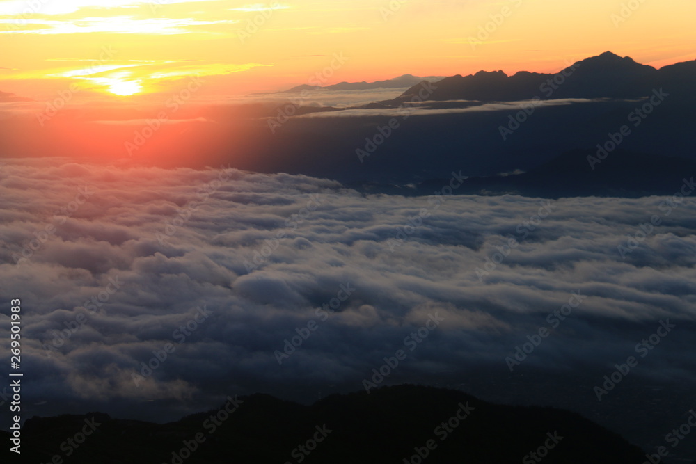 空木岳山頂から　朝陽と南アルプス奥秩父の山々遠望