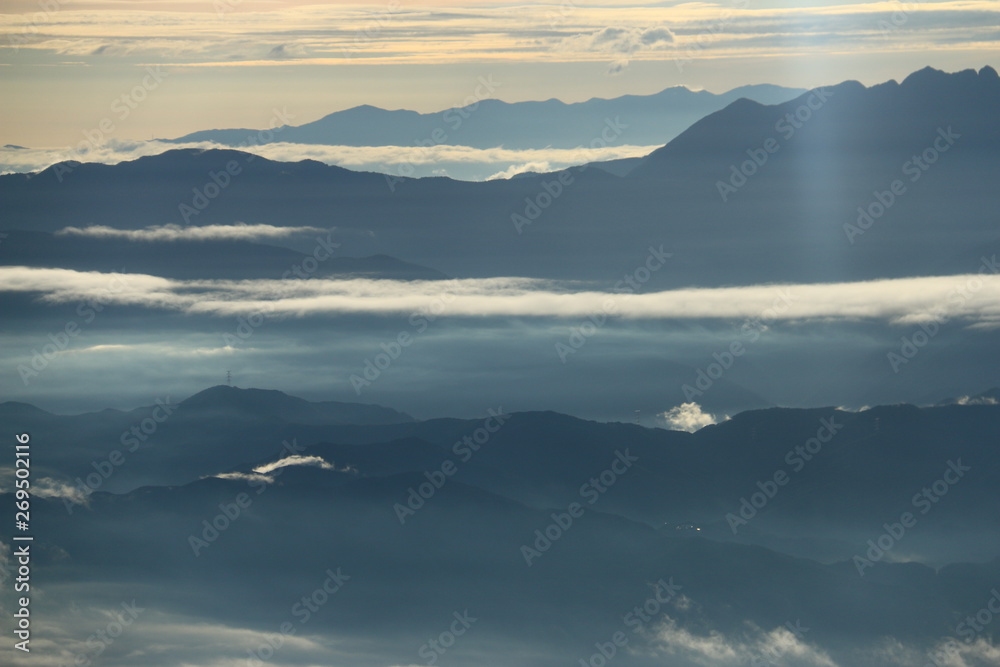 中央アルプス空木岳山頂から　朝の南アルプス遠望