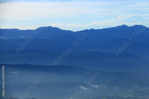 中央アルプス空木岳山頂から 朝の南アルプス遠望 塩見岳と富士山