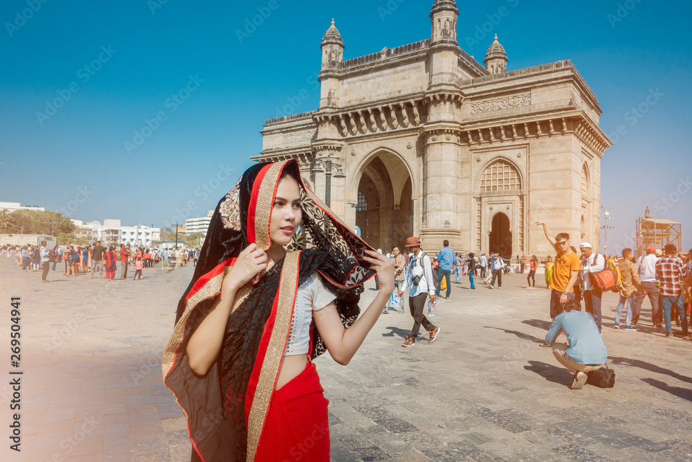 Fototapeta premium Bombaj, Indie; 19.05.2019; Piękna kobieta w sari ubierają w Bombaju w Indiach