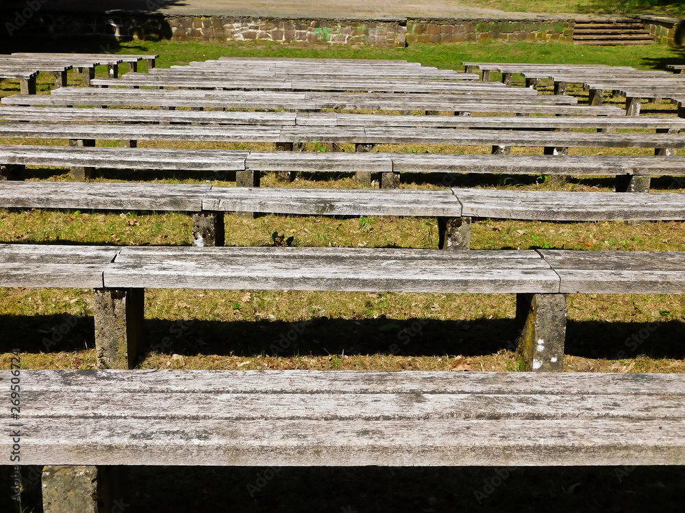 Fototapeta premium Sitzbänke in einer Freilichtbühne