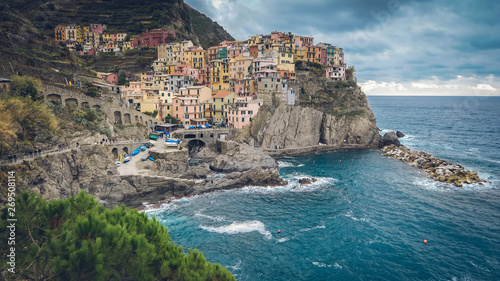 Fototapeta Naklejka Na Ścianę i Meble -  The seaside village of Manarola sits on the famous cliffs of Cinque Terre in La Spezia, Italy