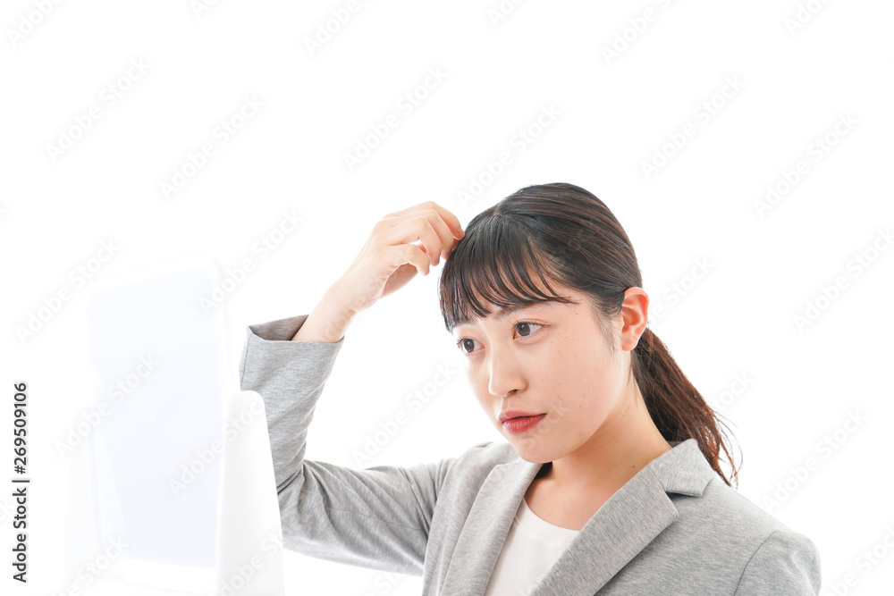 ヘアスタイルを整えるビジネスウーマン ヘアスタイルを整えるビジネスウーマン