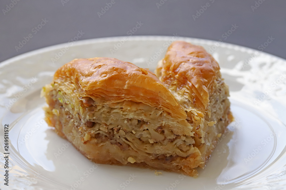 TÜRKÇE Beyaz tabak içerisnde cevizli baklava tatlısı 45 / 10000 İNGİLİZCE Çeviri yap:GoogleBing Dessert baklava with walnuts in a white dish TÜRKÇE Beyaz tabak içerisnde cevizli baklava tatlısı 45 / 10000 İNGİLİZCE Çeviri yap:GoogleBing Dessert baklava with walnuts in a white dish