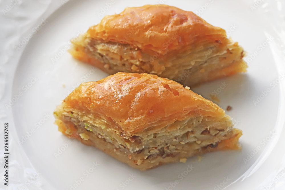 TÜRKÇE Beyaz tabak içerisnde cevizli baklava tatlısı 45 / 10000 İNGİLİZCE Çeviri yap:GoogleBing Dessert baklava with walnuts in a white dish TÜRKÇE Beyaz tabak içerisnde cevizli baklava tatlısı 45 / 10000 İNGİLİZCE Çeviri yap:GoogleBing Dessert baklava with walnuts in a white dish
