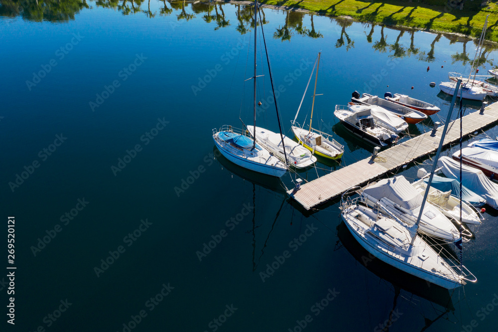 Obraz premium Barche a vela e da diporto ormeggiate - vista aerea
