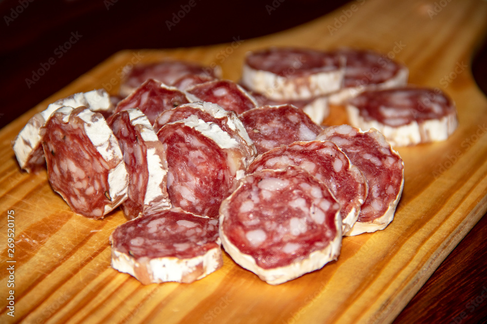 Rondelles de saucisse sèche sur planche a découper Rondelles de saucisse sèche sur planche a découper