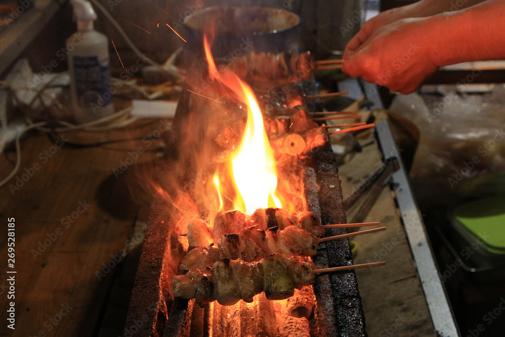 屋台の焼き鳥(炭火焼):日本の庶民的な人気の食べ物 屋台の焼き鳥(炭火焼):日本の庶民的な人気の食べ物