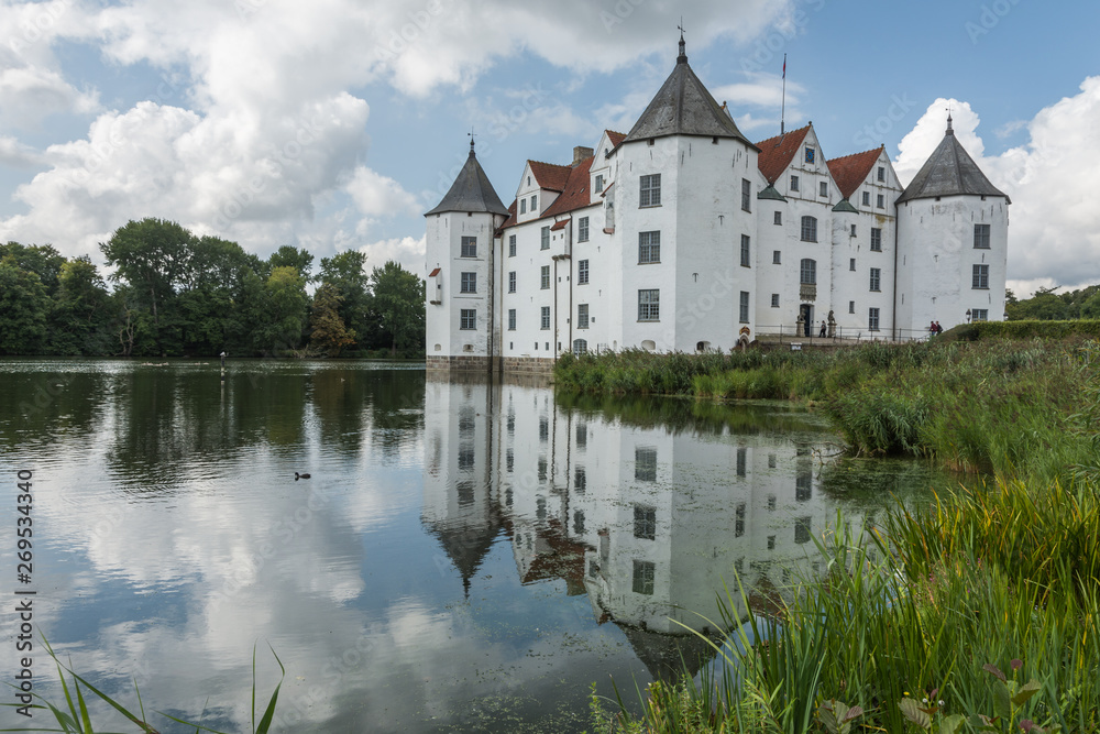 Schloss Glücksburg, Ostseite,  mit Spiegelung im Schlossteich, Schleswig-Holstein, Deutschland