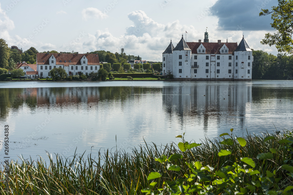 Schloss Glücksburg, Westseite mit Schlossteich, Schleswig-Holstein, Deutschland