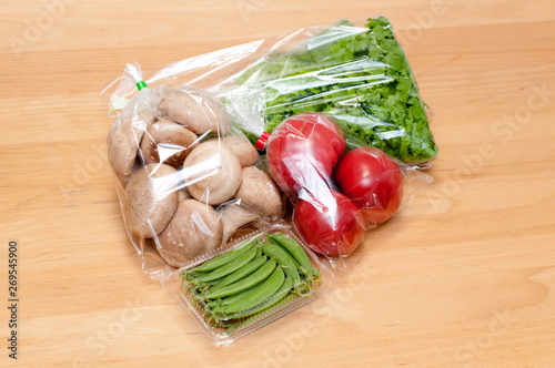 Obraz na płótnie 袋入りの野菜 w salonie