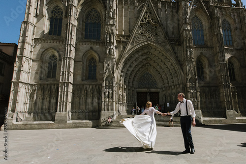 Photography Bride and groom posing near the church of Santa Maria del Mar in Barcelona