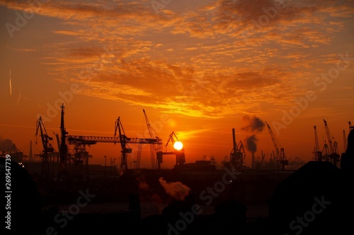 Sonnenuntergang im Hafen Kräne + Industrieanlagen