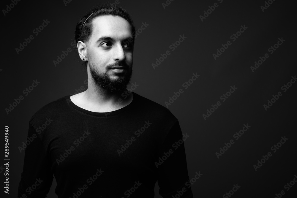 Obraz premium Young bearded Indian man in black and white