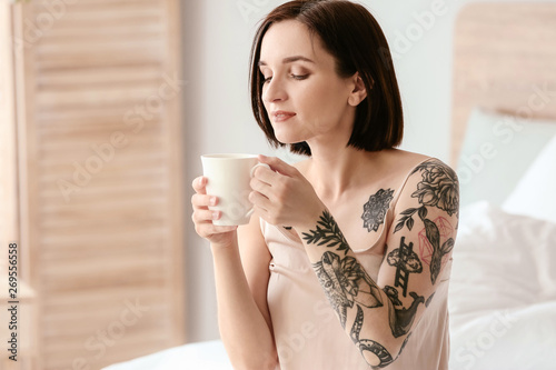 Beautiful tattooed woman dr...